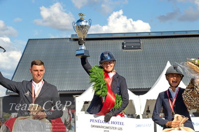 Absolut horses
2. kval. og finale Agria DRF Mesterskab U25 - S1 + S2 Springning Heste
Nøgleord: bennedikte rie truelsen;lap of honour;ceremoni